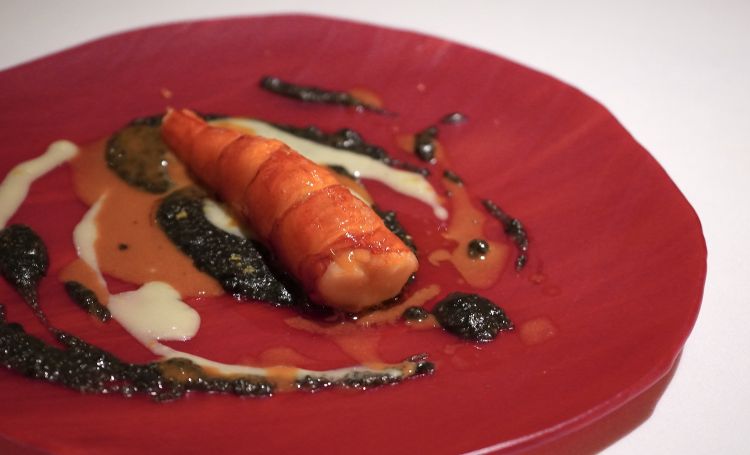 Carabineiros dell'Algarve con salsa delle loro teste, xerém al limone e nero di seppia, emulsione alla Bulhão Pato e zest di limone (2020). Piatto eccezionale, i migliori carabineiros possibili. Lo xerém è un piatto tipico portoghese, si tratta di una poltiglia a base di farina di mais in combinazione con ingredienti tradizionali di ogni regione in cui viene preparato. Raimundo António de Bulhão Pato (1828-1912) fu uno scrittore, poeta, politico e gastronomo di Lisbona; andava pazzo per un semplice piatto di vongole (saltate con vino biano, aglio, peperoncino, coriandolo, sale, pepe bianco e olio evo) che gli veniva preparato al ristorante Estrela de Ouro. La preparazione dunque gli venne dedicata