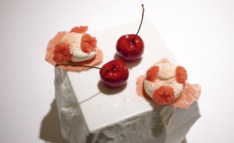 Ciliegie di Nutella e Fragole croccanti con fiore di chantilly polvere di fragole (2020)