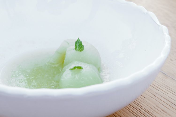 Guidara starts with a series of mezedes, small plates «like in Ancient Greece», the ancestors of tapas (or venetian cicheti). In this case Battagliuna with cucumber and centrifuge juice of their lacto-fermented scraps (battagliuna are also known as caroselli, or barattieri, vegetables popular in Apulia and in Agrigento). Paired with the mezedes there's zammù, a typical drink of Sicily and Greece too, a liquor born by distilling star anise or cumin. In this case a short fermentation of helichrysum, star anise and orange zest, with some prosecco