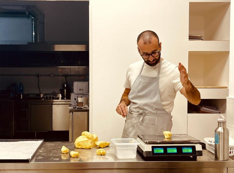 Edrisi Auteri, grande appassionato di lievitati e ideatore del suo Edrì, storie di farina, la prima pizzeria romana in Calabria a Rende, in provincia di Cosenza