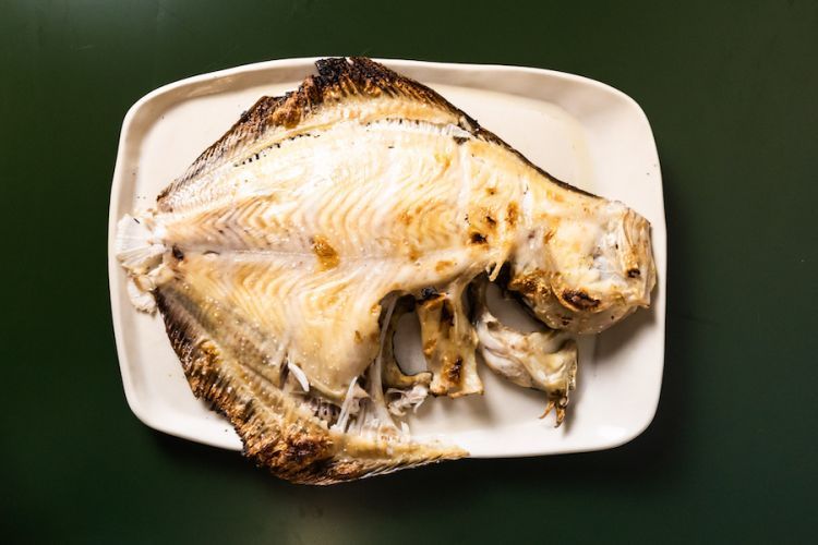 Rombo alla brace, il piatto simbolo del ristorante Elkano a Getaria nei Paesi Baschi, protagonista a Identità di fuoco

