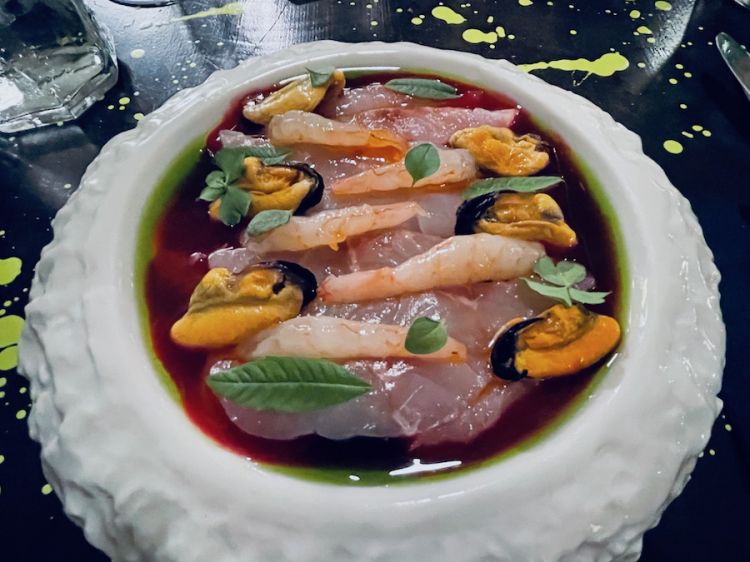Ceviche di branzino, gamberi rosa e cozze, leche di tigre, barbabietola, olio al sedano, novità dell'estate 2024 alla Farmacia dei Sani
