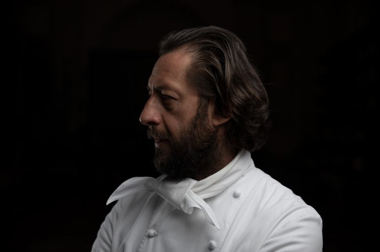 Luigi Taglienti fotografato come in un ritratto ri