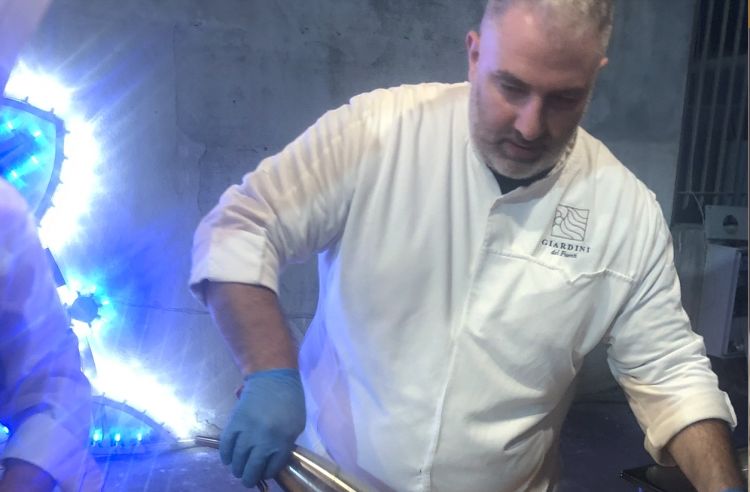 Michele De Blasio, chef del ristorante Volta del Fuenti (Vietri sul Mare - Salerno) in fase di preparazione del Baccalà