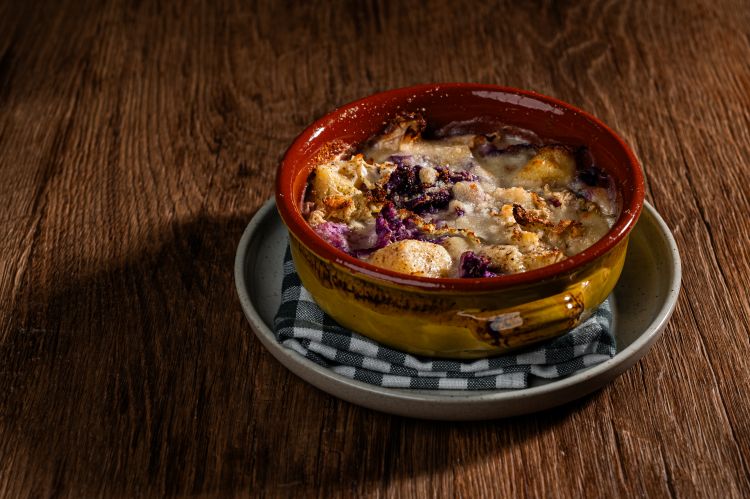 Gnocchi gratinati, saporito d'alpeggio, cavolo e mela: una cucina di sostanza, ma con una vasta proposta vegetariana - da saporiti contorni a zuppe davvero golose e leggere come quella ai funghi, da provare in questa stagione