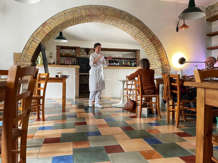 Agata Felluga cura personalmente il servizio in sala