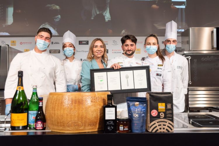 Foto di rito sul palco di Identità Milano, con alcuni membri della squadra di Marco Pedron e con Aline Borghese, che ha moderato la masterclass