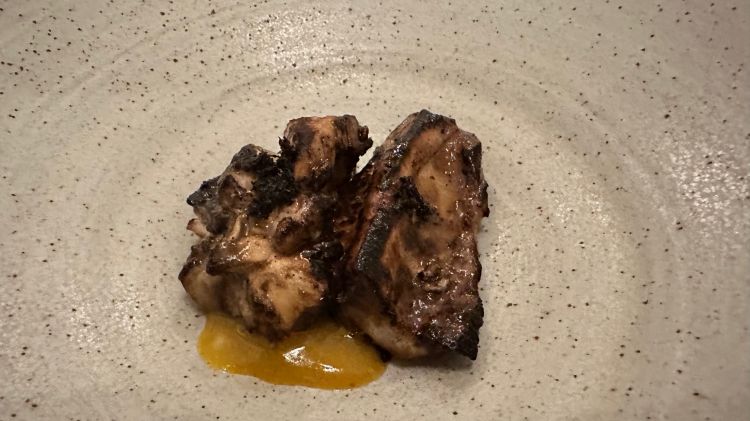 Lattume di cernia bbq e salsa di tuorlo fermentato nel garum