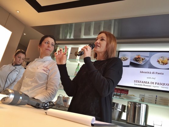 Stefania Di Pasquo ed Eleonora Cozzella, moderatrice degli interventi di Identità di pasta a Expo concepiti da Monograno Felicetti e Identità Golose