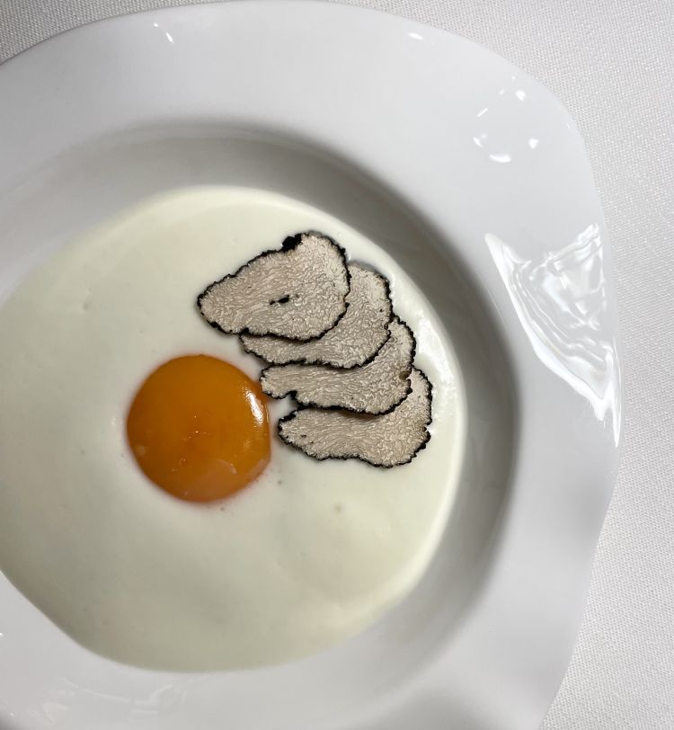 Reinterpretazione dell'uovo in tegamino con burrata e tartufo nero