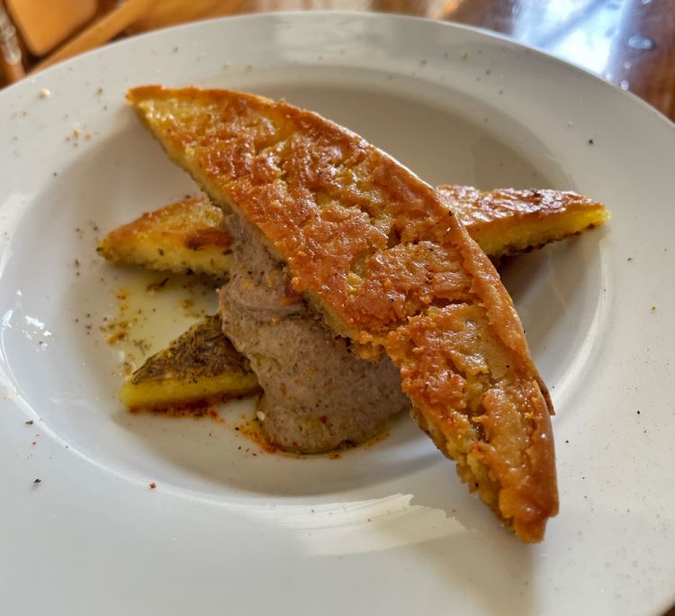 Cecina al rosmarino, hummus di ceci neri
Profumi intensi, che riempiono prima le narici e poi il palato: delizioso