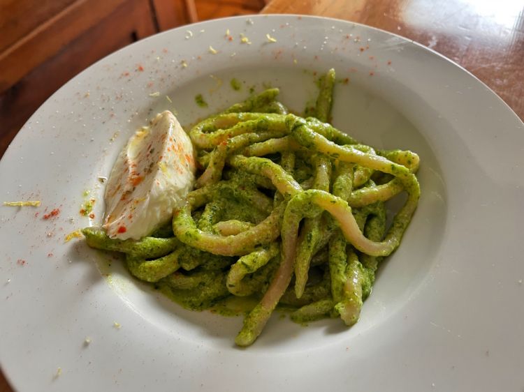 Pici, salsa verde e ravagiolo
Il prezzemolo avvolge di freschezza i pici fatti in casa, il bianchissimo formaggio (anche questo di Giorgio Vergari) aggiunge una delicata grassezza a ogni boccone
