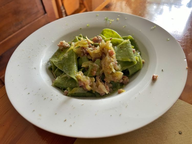 Pappardelle verdi, porri e salsiccia
Un piatto rustico, giustamente diretto e goloso