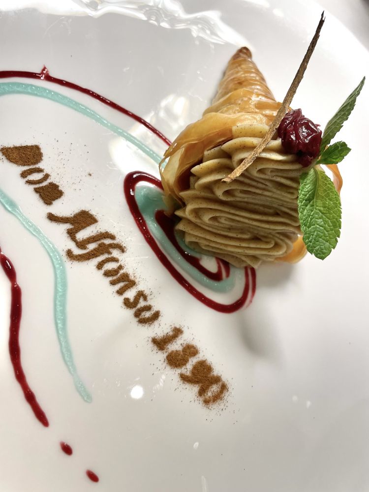 La Sfogliatella secondo il Don Alfonso, farcita con ganache alla canella e amarene
