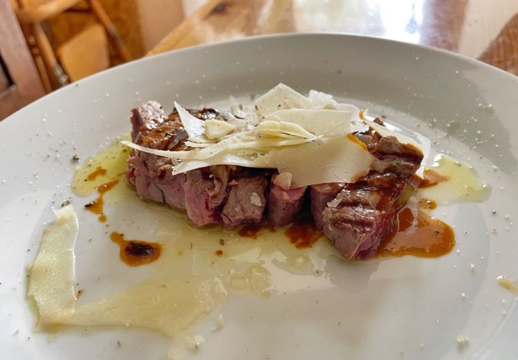Tagliata di Maremmana dell'Aia della Colonna, scaglie di Parmigiano
Racconta Agata Felluga che per un po' ha resistito all'idea di proporre la tagliata. Ma con la carne giusta, ha capito che ne vale la pena: «E poi mi piace che qui si mangi la tagliata, invece che la bistecca, lo trovo molto coerente con la Maremma: senza l'osso, più fine». Noi aggiungiamo solo che la carne era eccezionale, così come la cottura