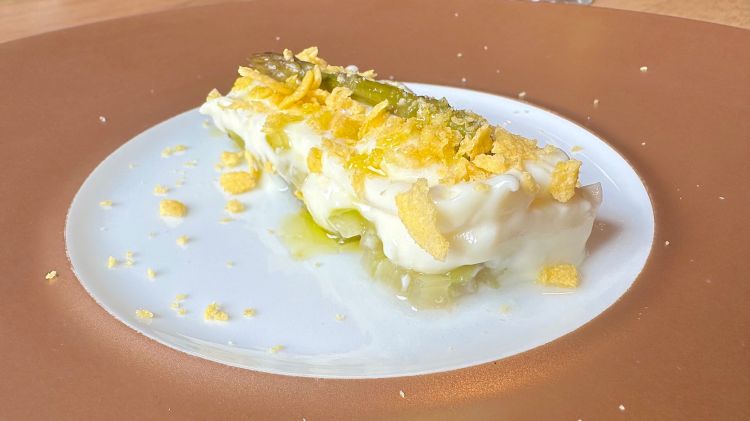 Per terminare, Asparagi, yogurt e cornflakes
Una piacevole sorpresa, una combinazione di ingredienti inaspettati - soprattutto in un dessert – e tanta, tanta croccantezza, quella dell’asparago appena sbollentato e dei cereali tostati.
L’ultimo abbinamento proposto è un calice di Les Fleurs de Malle Sauternes 2015