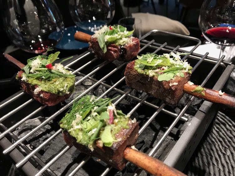 Lingua salmistrata al Josper in salsa verde