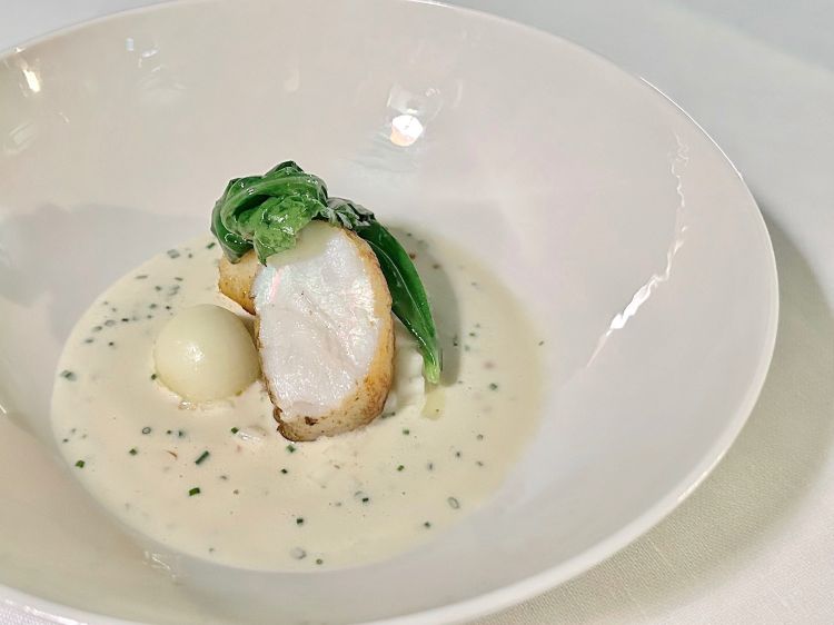 Coda di rospo, rapa bianca, telline, barbabietola, bagna cauda, uova di trota, altro piatto meraviglioso, come i cappelletti. Le 72 ore di maturazione si sentono tutte. Ma ha un difetto: è al limite della sapidità