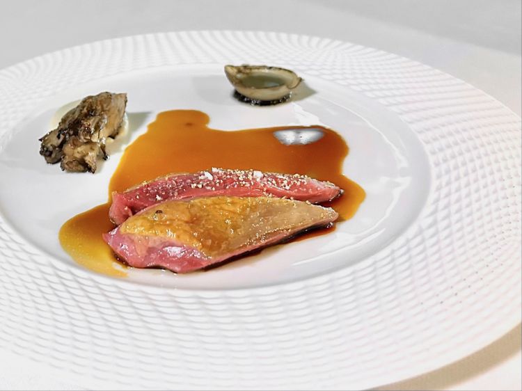 Petto di piccione, purea di cipolle, fungo maitake, grasso di anatra e lardo di Colonnata, petalo abbrustolito di cipolla con olio al cipollotto. Delizioso. Precede predessert e dessert (Flan di formaggio di capra, susine, cialde di avena e miele e Purea di topinambur, crumble al pistacchio, gelato al cioccolato bianco, aria alla mandorla, buccia croccante di topinambur, entrambi molto buoni)