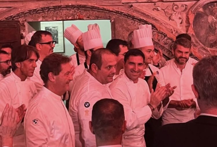 Autori della cena di chiusura del congresso. Si riconoscono Davide Oldani, Antonio Guida, Chicco e Bobo Cerea, Fabio Pisani, Enrico Bartolini