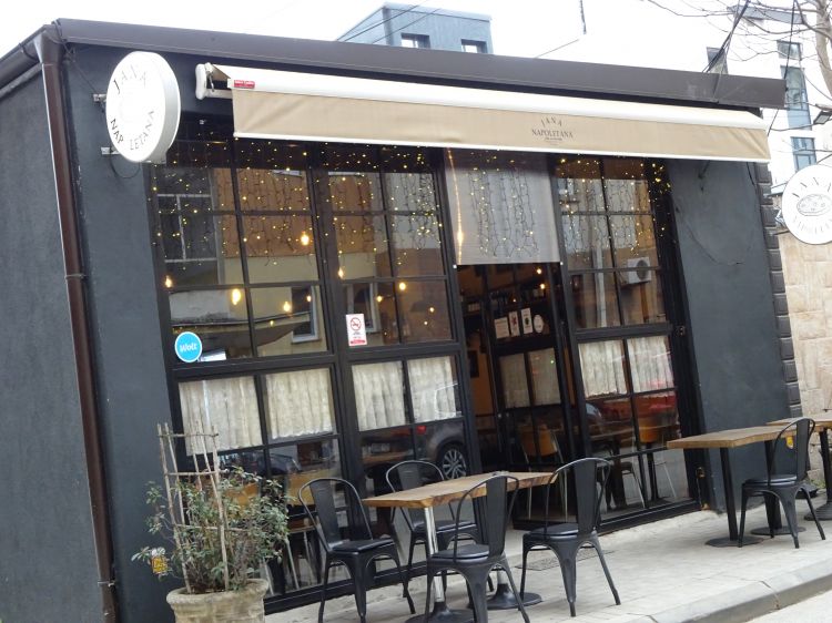 L'esterno della pizzeria Jana Napoletana in un vicolo del centro storico di Pristina, capitale del Kosovo