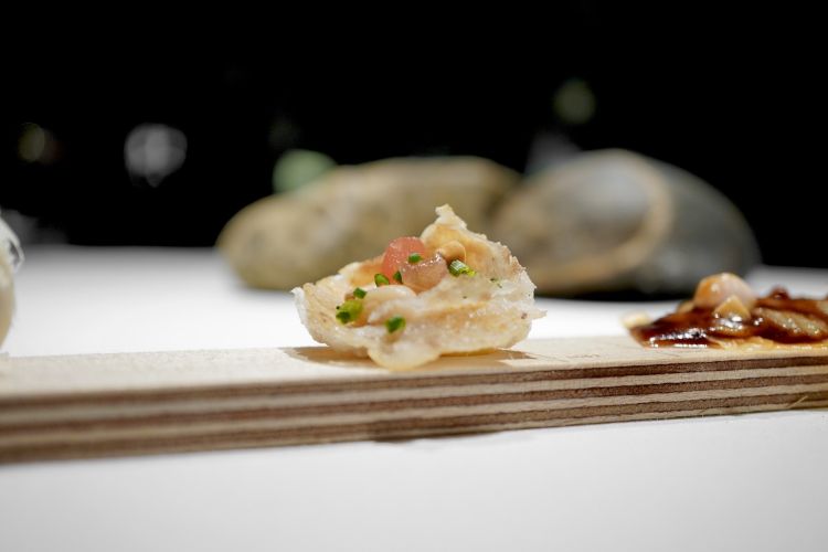 1997, restyling of the first restaurant: Carpaccio of pork feet on perol brittle with white Garroxa beans, pine nuts, tomatoes, chives (the mini version is a new take on the original from 1989). Perol is a sort of pork stew typical of Catalonia