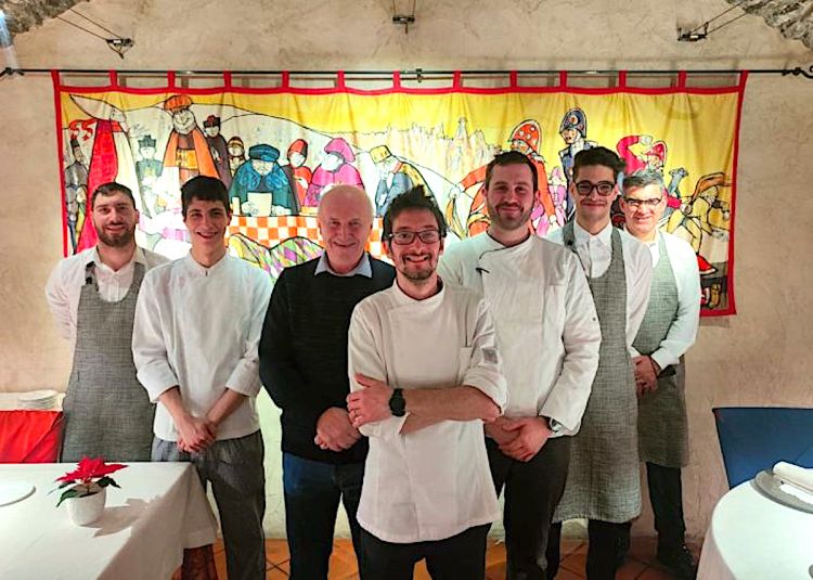 Lo staff della Locanda La Clusaz dopo la riaperura