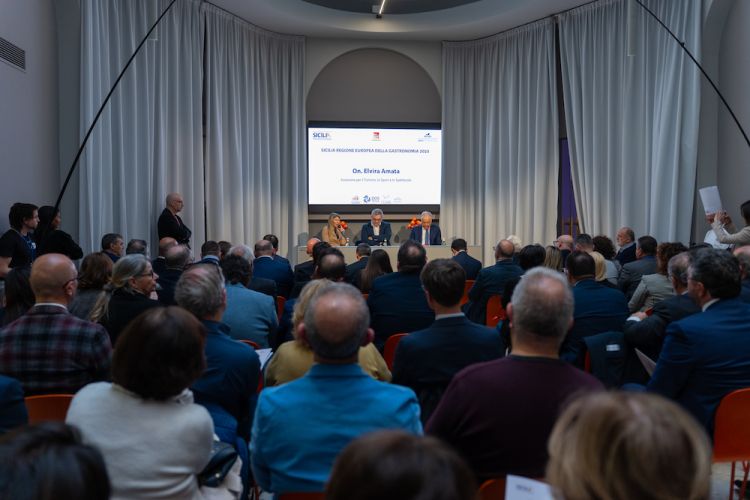Un momento della conferenza stampa nella sala ovale dell'hub Identità Milano di via Romagnosi