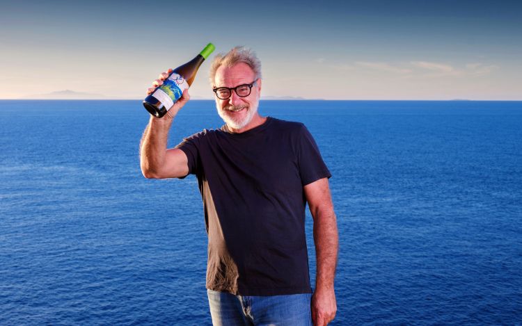 Massimo Piccin mostra con orgoglio e felicità il 