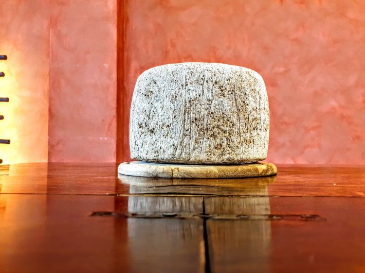 Lo Jamal, formaggio vaccino stagionato in grotta
