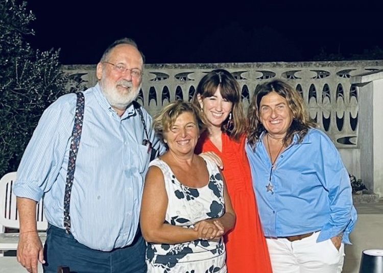 Foto ricordo, nel giardino di casa Fracasso, dopo una ottima cena. Da sinistra: Paolo Marchi, Caterina Fracasso, madre dei tre fratelli Pellegrino, tutti e tre chef, Agnese De Donatis e Luisa Acciarri