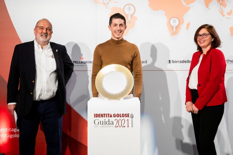 Paolo Marchi and Elisa Pozzi from San Pellegrino give the 2021 best chef award to Michelangelo Mammoliti of La Madernassa in Guarene (Cuneo)