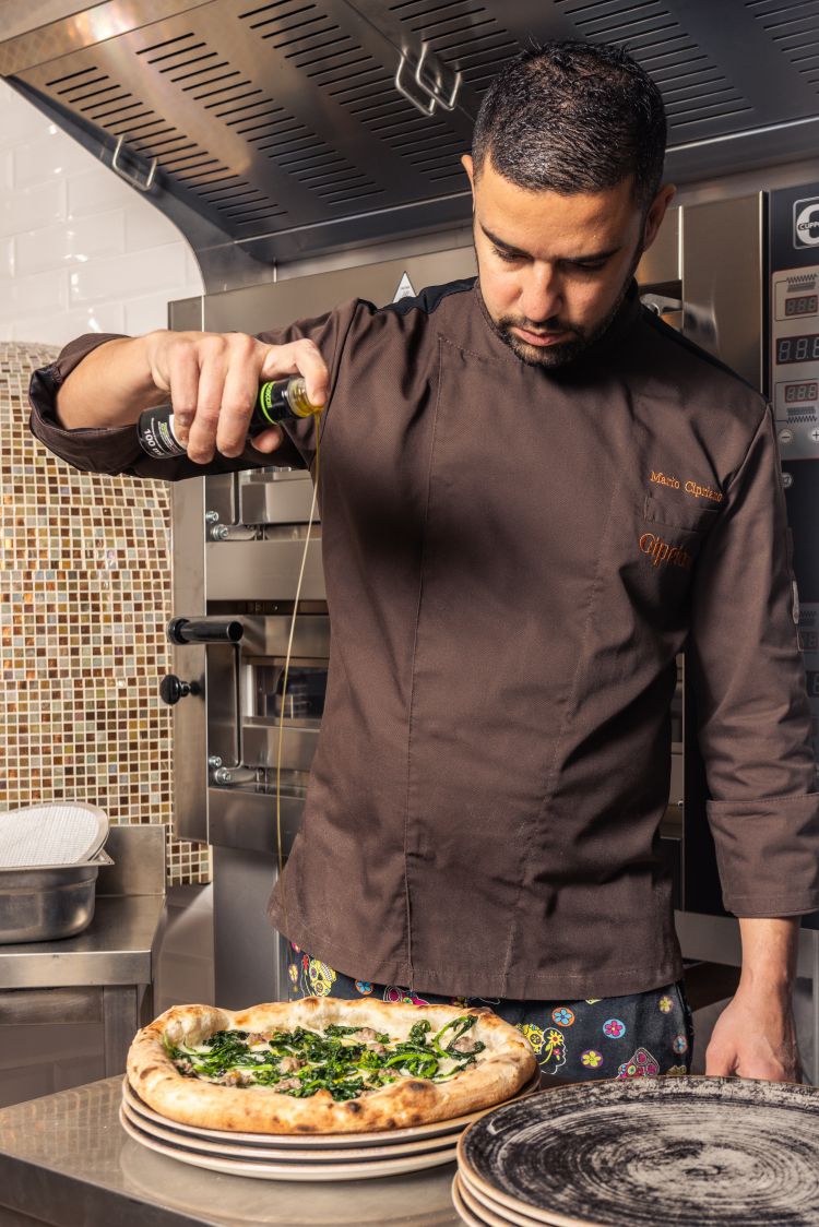 Mario Cipriano ha selezionato personalmente tutte le etichette di olio evo disponibili in pizzeria