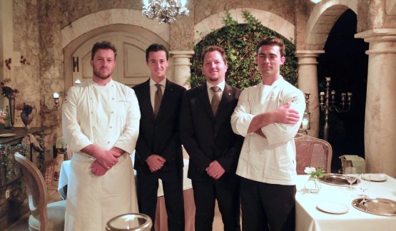 Andrea Mattei e Diego Poli con Andrea Salvatori e Daniele Arcangeli, responsabili di sala e cantina del Meo Modo, ristorante gastronomico di Borgo San Pietro