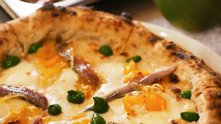 La pizza con alici marinate al limoncello di Fuoco Matto