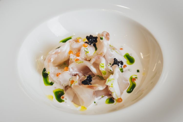 Crudo di Cernia, la sua emulsione, finger lime, uova di trota, caviale ed erba cipollina, olio al finocchietto