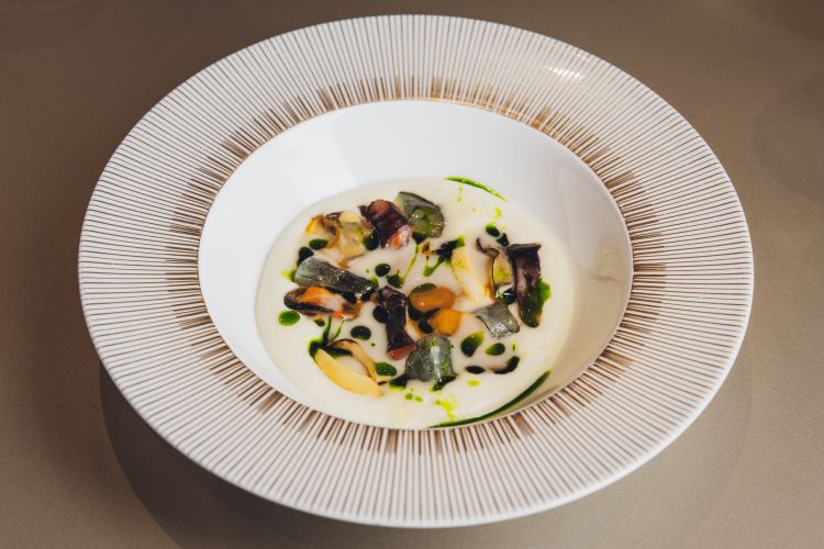Frutti di mare, patata affumicata, bavarese ai crostacei, percebes, olio al prezzemolo