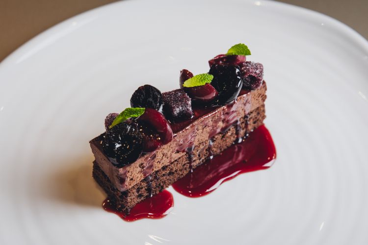 Cioccolato e amarene - Cake al cacao, mousse al cioccolato fondente, gelè all'amarena