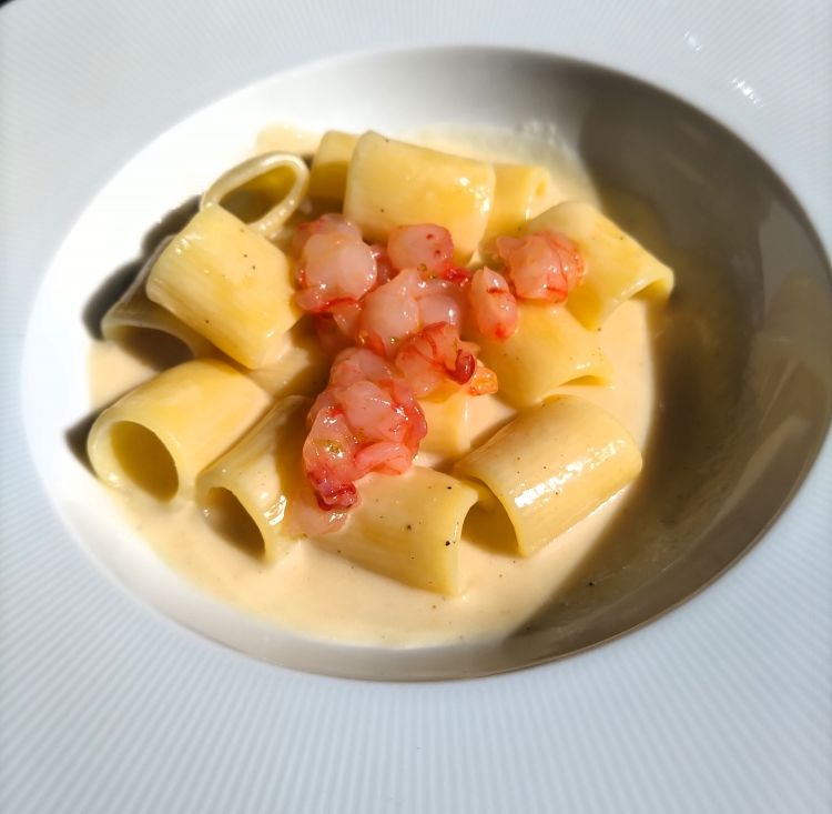 Tra le proposte di primo le Mezze maniche cacio e pepe con gamberi rossi preparate dallo chef Max Fabbricat