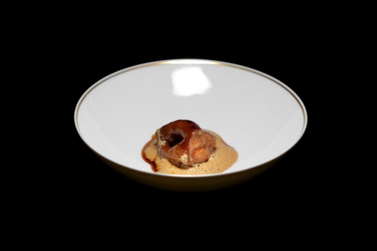 Musetto di maiale in salsa d'astice: musetto di maiale cucinato a lungo nello spumante, disossato e laccato sotto al fuoco della salamandra con il suo succo ridotto profumato alle scorze di limone verde. Una salsa presse moderna di succo d’astice leggermente emulsionata all’olio di oliva e pompelmo rosa