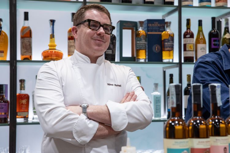 Nino Rossi, patron di Qafiz (una stella Michelin) ha da sempre avuto un'attenzione particolare al mondo dei cocktail con il suo cocktail bar Aspro (foto credits: Brambilla – Serrani).

