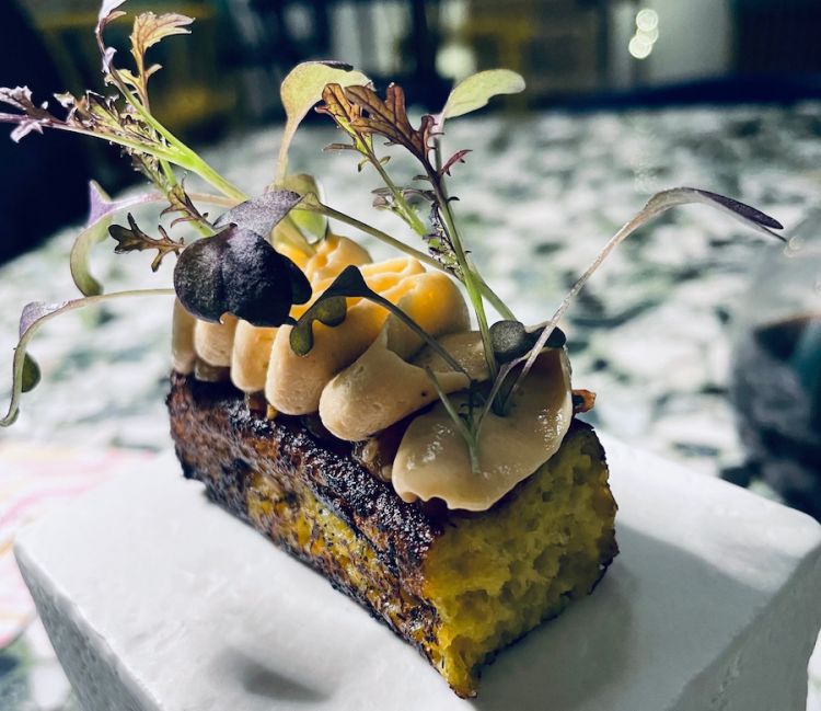 Pain Perdu, un French toast al latte di cocco, curry verde, tartare di manzo vaca vieja e triglia, ganache di foie gras
