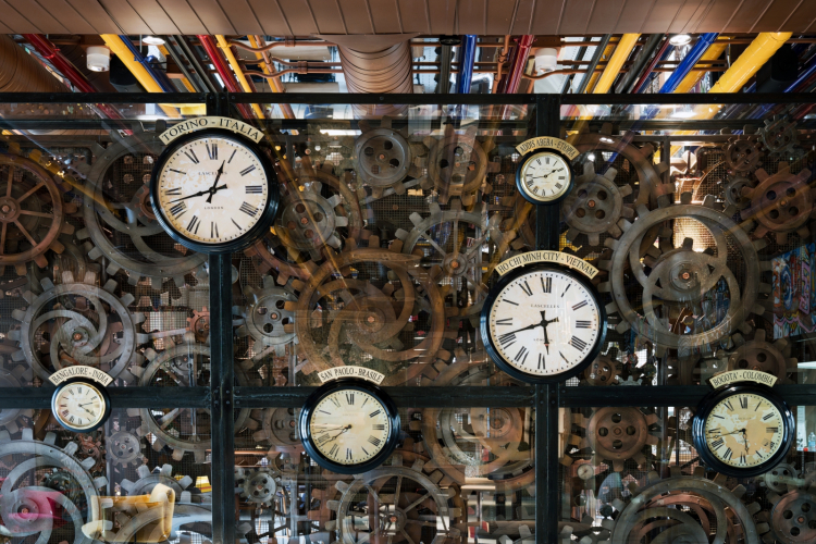 Gli orologi con i fusi orari del caffè nel ristorante Condividere (foto Andrea Martiradonna)