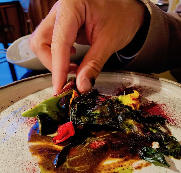 Riccardo Canella: Insalata condita conm erbe di stagione, barbabietola affumicata e caramello di funghi. Servita senza posate, va gustata usando le mani