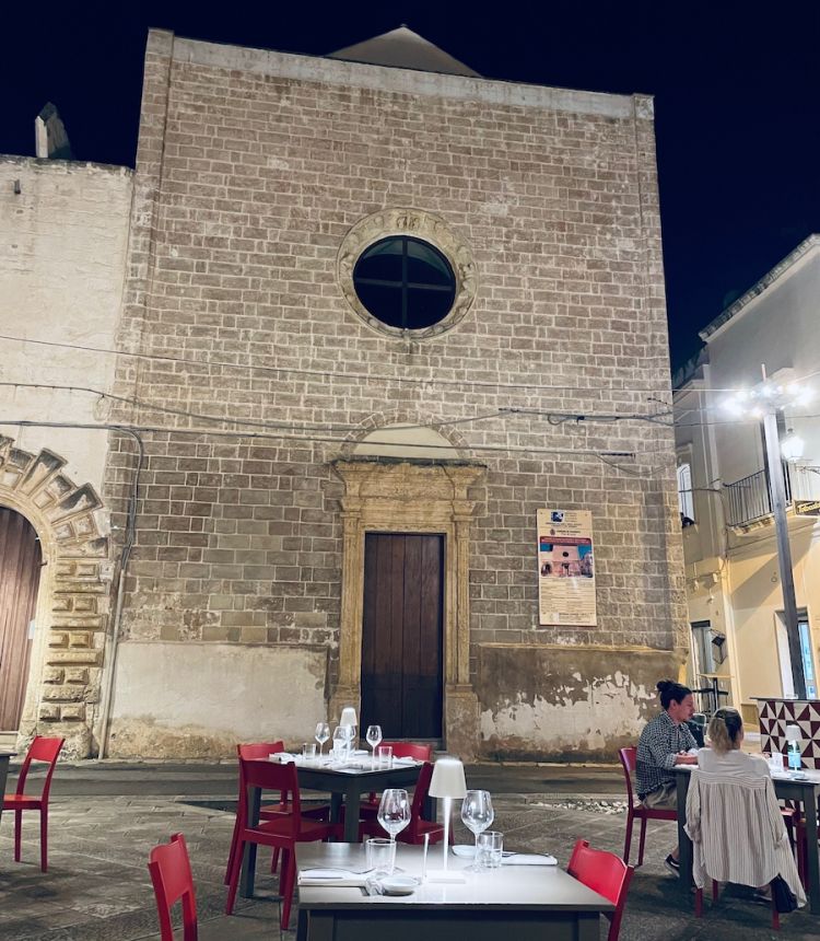 La facciata della chiesa dedicata alla Madonna del Rosario in piazza degli Uffici a Parabita (Lecce)