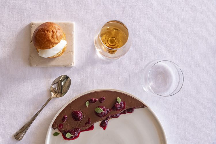 Cioccolato fondente, maritozzo, gelato di ricotta e more. Un piatto dell'osteria Passo dopo Passo.