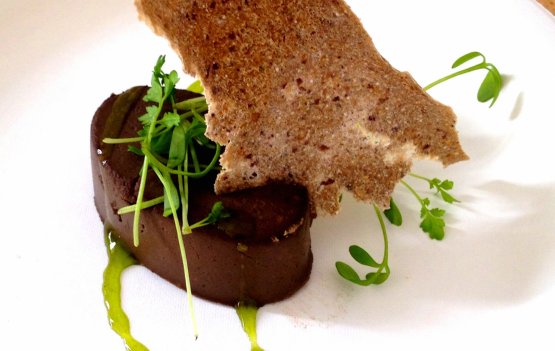 Patè di funghi, mela verde pressata al sedano, cracker di quinoa germinata e alghe, germogli di rapanello rosa, altro piatto in carta lunedì al Ratanà