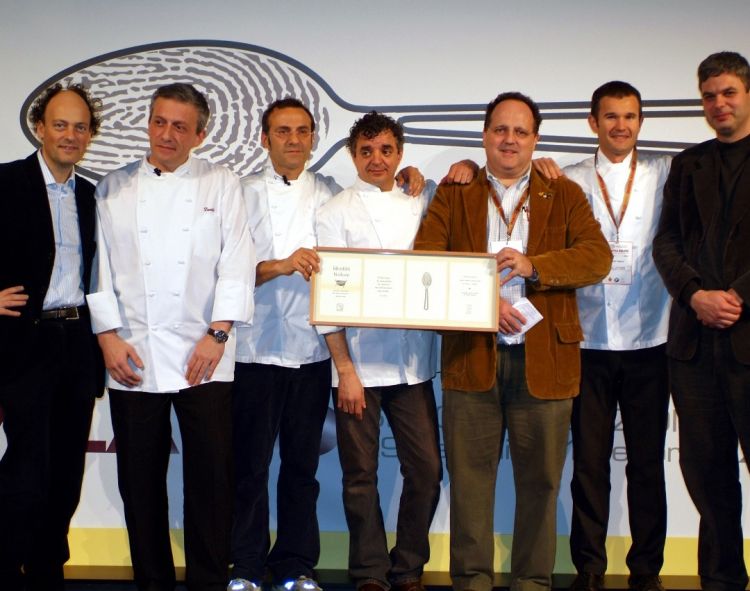 Una foto dalla prima edizione di Identità Milano: Paolo Marchi sul palco con Moreno Cedroni, Davide Scabin, Massimo Bottura, Mauro Uliassi, Carlo Cracco e Pietro Leemann