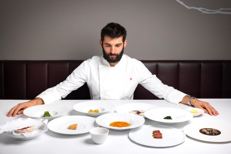 Richard Abou Zaki ritratto mentre presenta le ulti