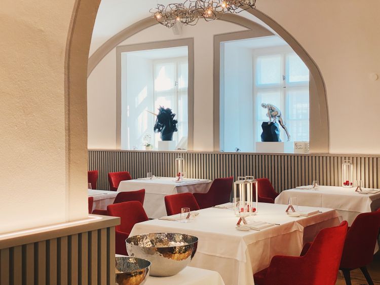 L'interno del ristorante Zur Kaiserkron è elegantemente curato in ogni dettaglio